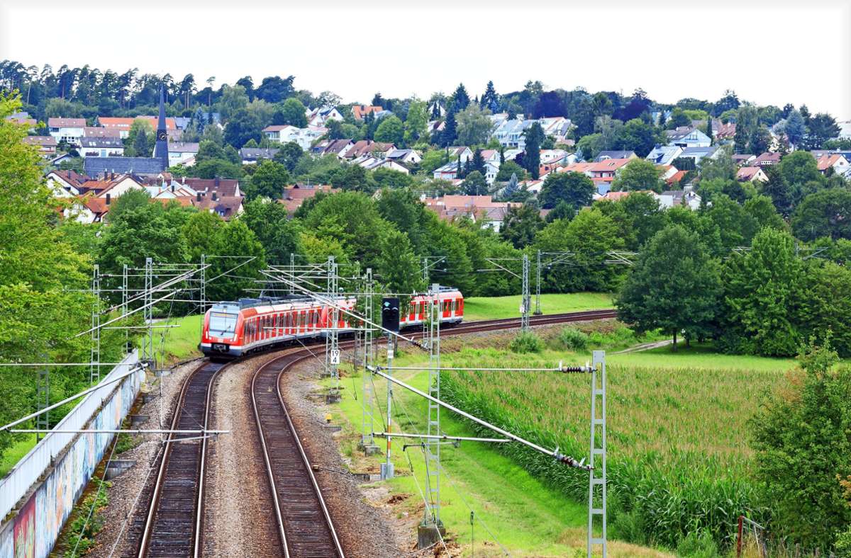 Menschen, die in Leinfelden-Echterdingen, direkt an den Gleisen leben, wehren sich gehen die seit Jahren zunehmende Belastung durch Lärm undErschütterung. Foto: Thomas Krämer
