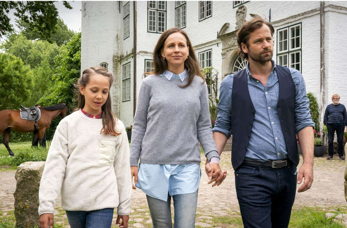 Jana (Petra Schmidt-Schaller, Mitte) ist dankbar für ihre Tochter Lotta (Tilda Wunderlich) und ihren Mann Christian (Florian Stetter) – noch.