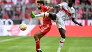 Naouirou Ahamada (re./gegen Bayerns Noussair Mazraoui) hat für den VfB in dieser Saison bislang alle Spiele bestritten. Foto: AFP