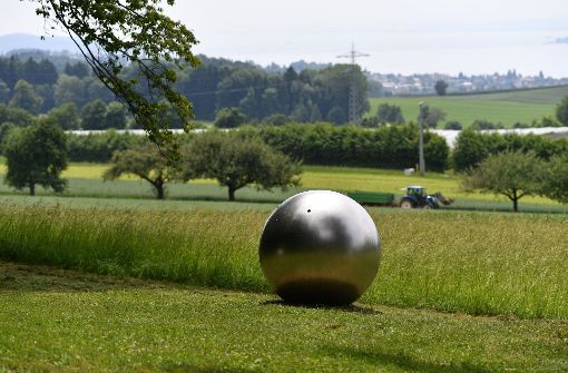 Eine der Stahlkugeln, die als Kunstwerk „Die zerissene Perlenkette“ an die Flugzeugkatastrophe von Überlingen erinnert. Foto: dpa