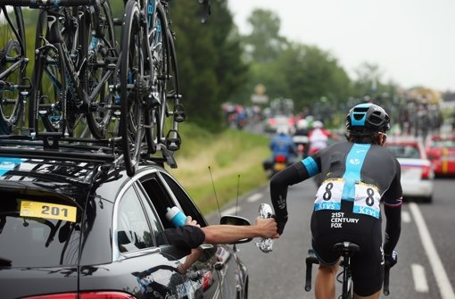 Ohne Unterstützung aus dem Begleitfahrzeug geht es nicht: Geraint Thomas vom Team Sky bei der Tour de France 2014 Foto: Getty