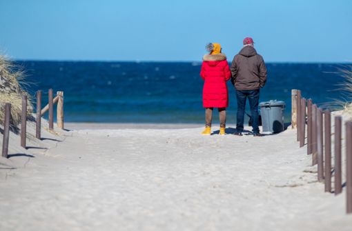 Blick aufs Meer in Warnemünde: Welcher Urlaub wird möglich sein in der Zeit der Corona-Pandemie? Foto: dpa/Jens Büttner