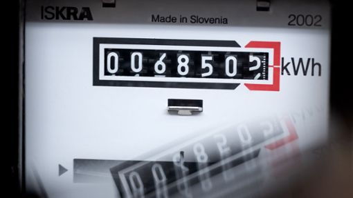 Ein Stromzähler zeigt in einem Bremer Mietshaus die verbrauchten Kilowattstunden an. Foto: dpa/Sebastian Gollnow