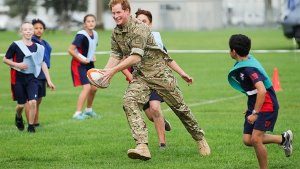 Prinz Harry beim Rugby-Spiel mit Kindern auf der neuseeländischen Militärbasis Linton. Foto: Getty Images AsiaPac