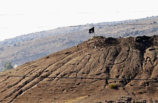 Auf einem Hügel im Osten Kobanes haben IS-Terroristen ihre Fahne gehisst Foto: dpa