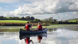 Die Landschaft in Nordirland lädt zu Bootstouren ein. Sie sind Teil der Outdoor-Aktivitäten in dem Jugendlager. Foto: Valtenin Faix