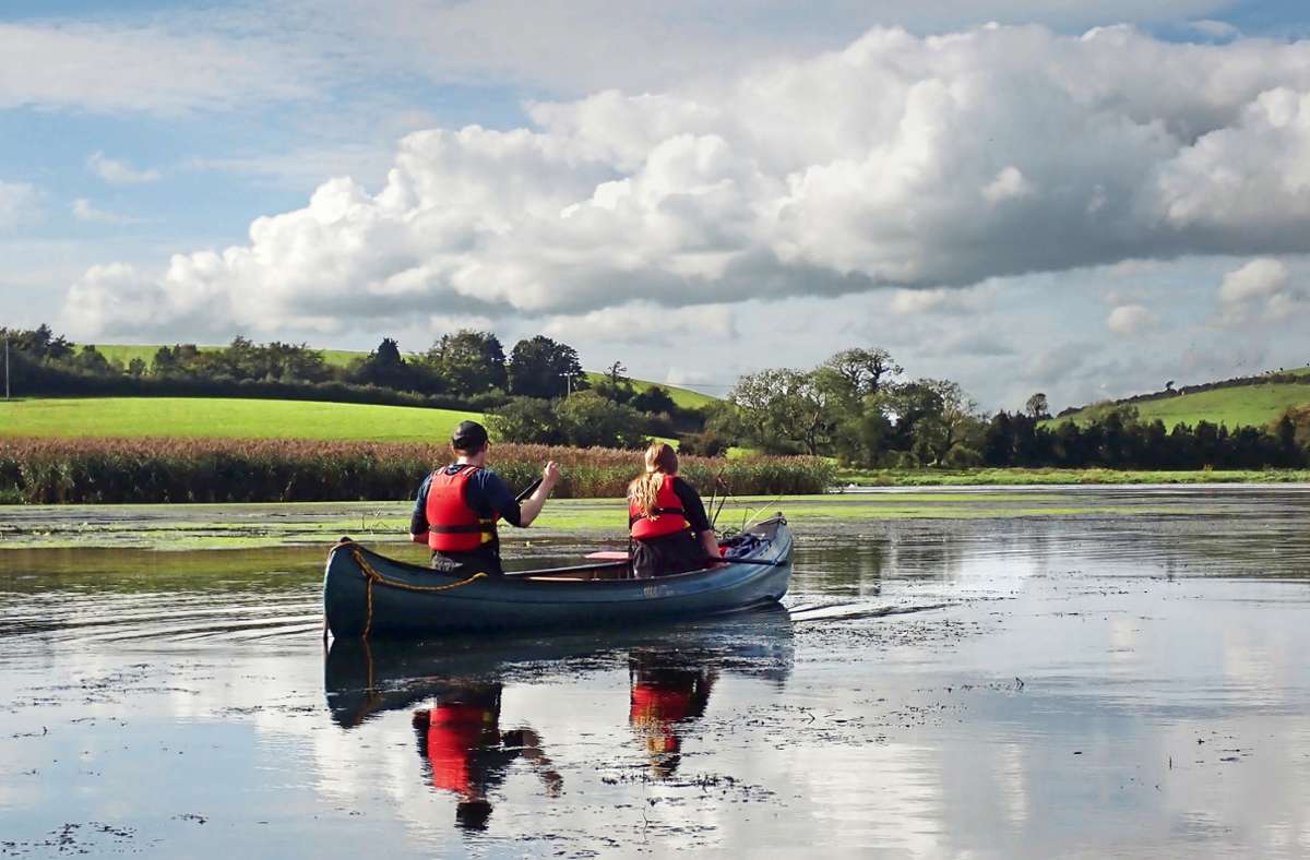 Die Landschaft in Nordirland lädt zu Bootstouren ein. Sie sind Teil der Outdoor-Aktivitäten in dem Jugendlager.