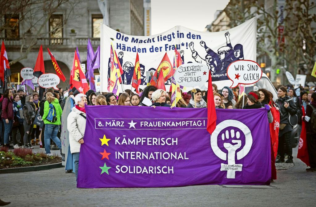 Kämpferische Kundgebung am Freitag auf dem Stuttgarter Schlossplatz. Foto: Lg/Julian Rettig