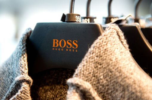 Boss – hier ein Pullover der Modemarke auf einem Kleiderbügel – steigert das Wachstumstempo im eigenen Einzelhandel. Foto: dpa