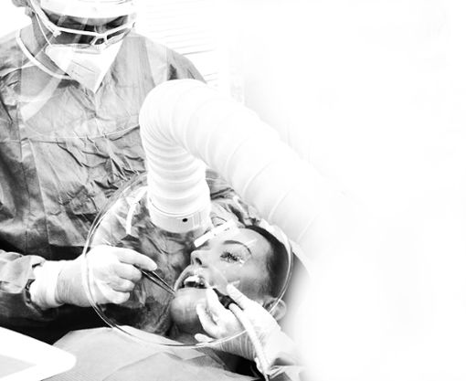 „Liebe Patienten, wir sind froh, für Sie alle Behandlungen wieder durchführen zu können. Unser Praxis-Team gewährleistet Ihnen auch weiterhin eine hohe Sicherheit. Wir freuen uns auf Sie!“ (Alfred Berger) Foto: Berger Dental