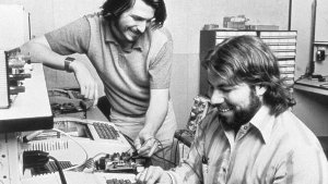 1976: Mit seinem Freund Steve Wozniak (rechts) und dem nach kurzer Zeitausgestiegenen dritten Partner Ronald Wayne gründet Steve Jobs (links) mit nur 21 Jahren die Firma Apple. Foto: Apple/dpa