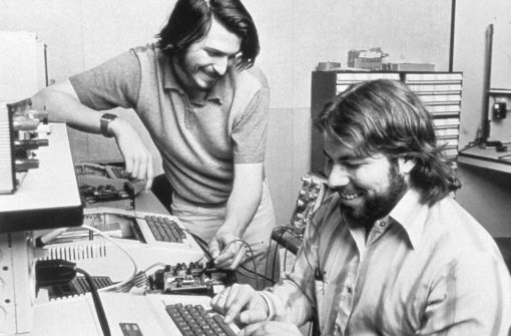 1976: Mit seinem Freund Steve Wozniak (rechts) und dem nach kurzer Zeitausgestiegenen dritten Partner Ronald Wayne gründet Steve Jobs (links) mit nur 21 Jahren die Firma Apple.