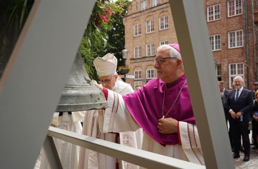 Der Rottenburger Bischof Gebhard Fürst bei der Segnung einer Friedensglocke in Polen Foto: Diözese Rottenburg-Stuttgart/Arkadius Guzy