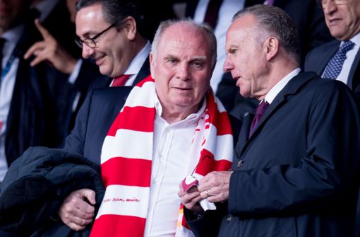 Karl-Heinz Rummenigge (rechts) und Bayern-Präsident Uli Hoeneß verfolgen am Samstag das Spiel gegen Mönchengladbach. Foto: Sven Hoppe Foto: dpa