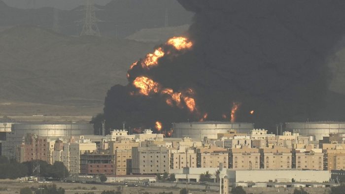 Rauchwolke über  Öl-Hafen - Huthis kündigen großen Angriff an