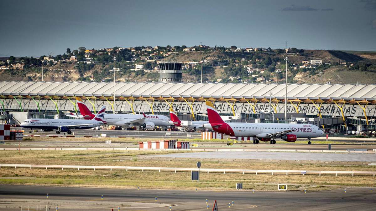 Fußballer des FC Sevilla haben Vorrang: Flugpassagiere bleiben am Boden