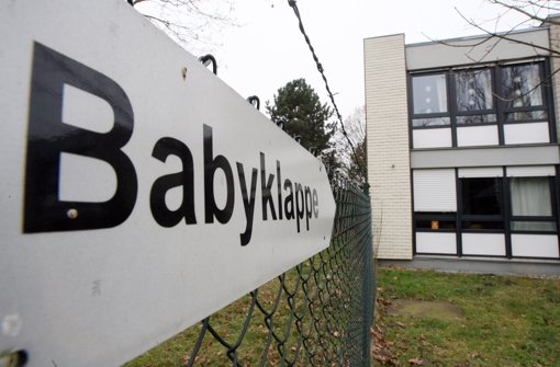 Drei Jugendliche sollen sich einen schlimmen Scherz erlaubt haben, indem sie bei der Babyklappe in Karlsruhe anriefen und glaubhaft äußerten, ein Baby in die Mülltonne geworfen zu haben. Foto: dpa
