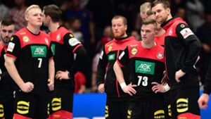 Auch wenn es schwer fällt: Die deutschen Handballer müssen sich wieder aufraffen – schon am Montag gegen Österreich. Foto: dpa/Robert Michael