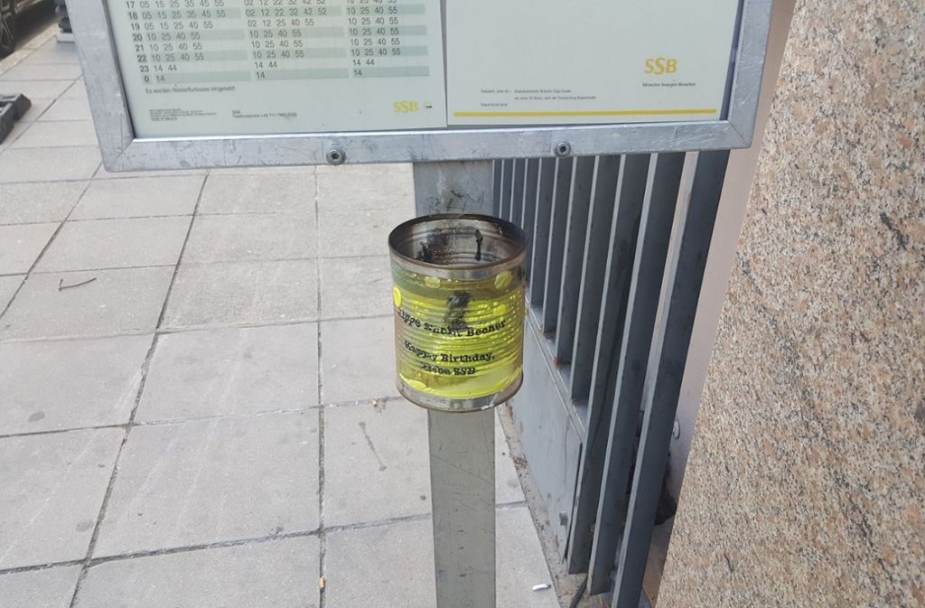 An der Bushaltestelle Wilhem-/Olgastraße in Stuttgart ist die Schrift kaum noch zu erkennen: „Kippe sucht Becher. Happy Birthday, liebe SSB“.