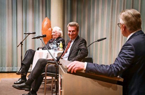 Dieter Schnabel, Günther Oettinger und  Michael Makurath (von links) im Ditzinger Bürgersaal Foto: factum/Simon Granville