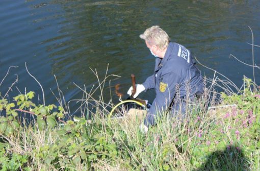 Polizisten haben in der Enz Äxte gefunden, mit denen womöglich mehrere Schafe getötet wurden. Foto: Polizeipräsidium Ludwigsburg