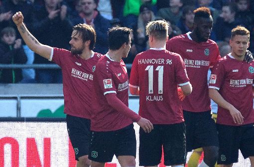 Jubel bei Martin Harnik (links) und Hannover 96 über den Sieg gegen den TSV 1860 München. Foto: dpa