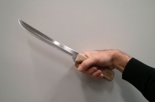 Mit einem 17 Zentimeter langen Fleischermesser hat der 20-Jährige den Vater seiner Ex-Freundin angegriffen (Symbolbild). Foto: Obst