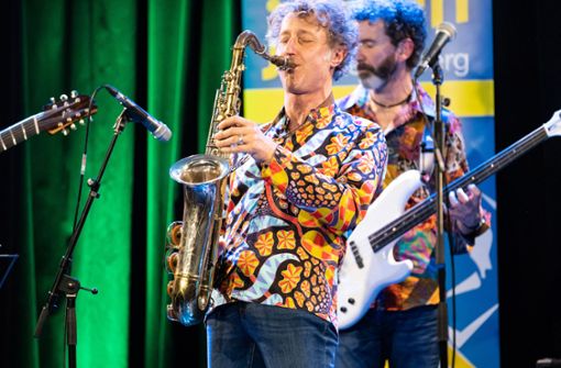 Bunte Hemden, starke Töne: Saxofonist Stephan-Max Wirth und Band. Foto: Stefanie Schlecht