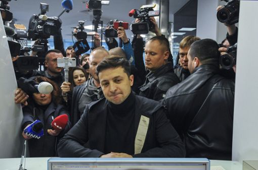 Seit er Ende Dezember seine Kandidatur bei der Präsidentschaftswahl in der Ukraine verkündet hat, schwimmt Wolodymyr Selenskyj (Mitte) auf einer Welle des Erfolgs. Foto: dpa
