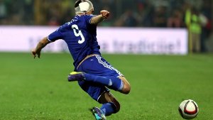 Vedad Ibisevic vom VfB Stuttgart verletzt sich im Länderspiel mit Bosnien am Kopf. Foto: EPA