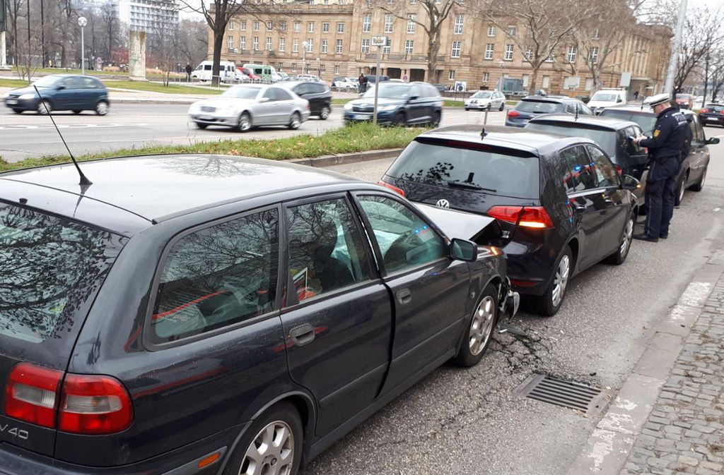 Mehrere Autos waren in Stuttgart in einen Unfall verwickelt.