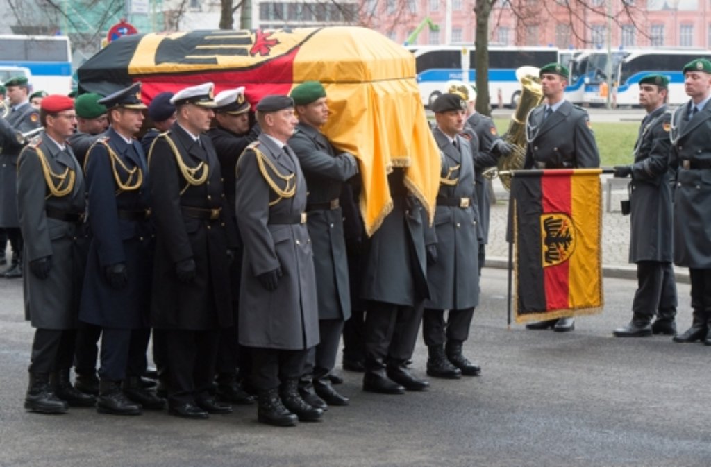 Nach dem Ende des Staatsaktes für den verstorbenen Ex-Bundespräsidenten Richard von Weizsäcker wurde der Sarg von acht Offizieren zum Sargwagen gebracht ...  Foto: dpa