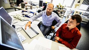 Unser Redakteur Michael Gerster (links) zeigt zett-Azubi Stefan Zindl, wie die Seiten der Stuttgarter Nachrichten gestaltet werden. Foto: Leif Piechowski