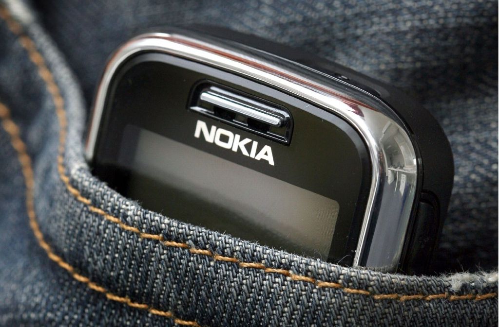 Das Nokia 3310 könnte bald wieder aus vielen Hosentaschen lugen (Symbolbild). Foto: dpa