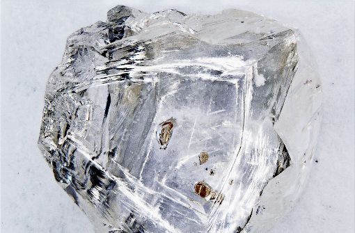 Dieser  Diamant aus Botsuana weist mehrere Einschlüsse auf. Foto: Gress/dpa