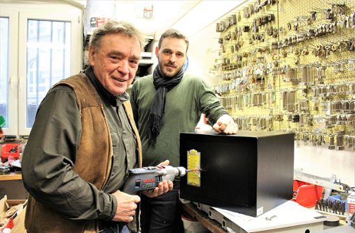 Freimut Schonert und sein Sohn Helmut machen sich an einem Einbautresor zu schaffen, dessen Schlüssel fehlt. Foto: Caroline Holowiecki