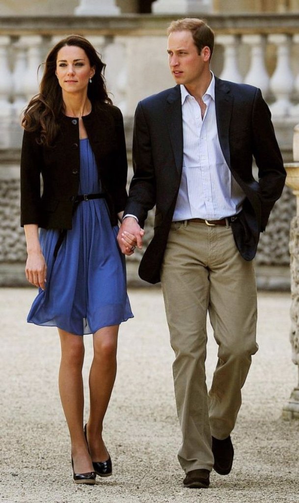 Einen Tag nach der Hochzeit des Jahrzehnts spazieren Herzogin Catherine und Prinz William Hand in Hand über das Gelände des Buckingham-Palasts in London. Vor einem Jahr läuteten die Glocken für William und seine Kate. Werfen Sie mit uns einen Blick zurück auf ihr erstes Ehejahr ...