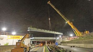 Samstagnacht: Der zweite 50-Tonnen-Träger wird präzise eingehoben. Foto: Drofitsch/Eibner