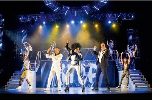 Michael Jackson gibt es in der Show „Thriller Live“ gleich mehrfach. Sängerinnen und Sänger teilen sich dessen breites musikalisches Spektrum  – hinzu kommen Tänzer und ein Imitator. Foto: Irina Chira