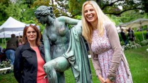 Die Journalistin Kerstin Ruchay (links) und  die Bloggerin  Emma von Bergenspitz mit der „Badenden“ von 1854, die einst im Park der Villa Berg stand. Foto: Lichtgut/Julian Rettig