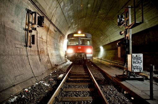 Klicken Sie sich durch Bilder aus dem Untergrund: Unterwegs im Tunnel der S-Bahn-Station Schwabstraße. Foto: Piechowski