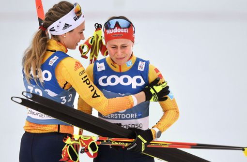 Enttäuschte deutsche Langläuferinnen nach dem Skiathlon: Pia Fink (li.) und Katharina Hennig. Foto: imago