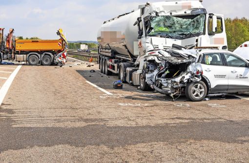 Der orangene Warn-Lkw  hat den Unfall nicht verhindern können. Foto: 7aktuell.de/NR