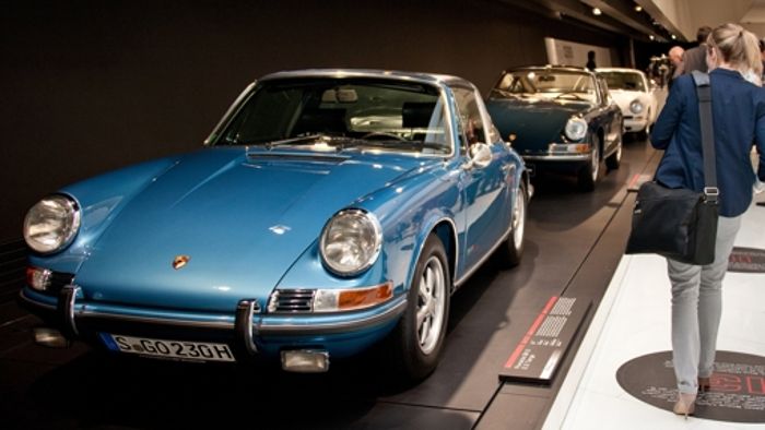 Blinde ertasten Luxussportwagen im Porsche-Museum