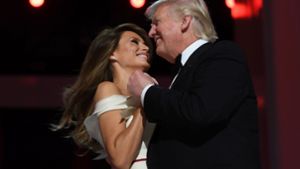 Donald und Melania Trump haben ihre ersten Runden als „First Couple“ absolviert. Foto: AFP