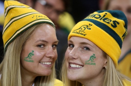 Bei der Rugby-WM in England haben sich allerlei weibliche Fans aus aller Welt auf den Weg gemacht, um ihr Team zu unterstützen. So wie diese beiden aus Australien. Foto: dpa