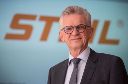 Bertram Kandziora, der Vorstandsvorsitzende der Stihl AG, steht vor einem Stihl-Logo. Der Motorsägenhersteller stellte die Zahlen für das Jahr 2017 vor. Foto: dpa