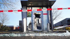 Absperrband hängt vor einem zerstörten Geldautomaten in Kranenburg im nordrhein-westfälischen Kreis Kleve. Foto: Guido Schulmann/dpa