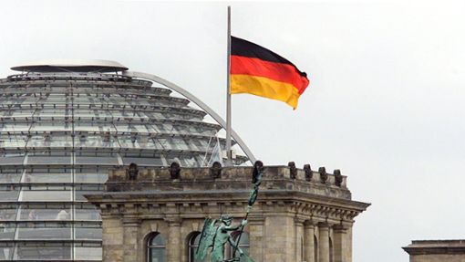 Am Bundestag in Berlin stehen heute die Fahnen auf halbmast. Foto: dpa/Wolfgang Kumm