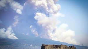 Der Rauch lässt an einen Ausbruch des Vulkans denken - doch am Vesuv schicken Brände die düsteren Wolken in den blauen Sommerhimmel Foto: dpa